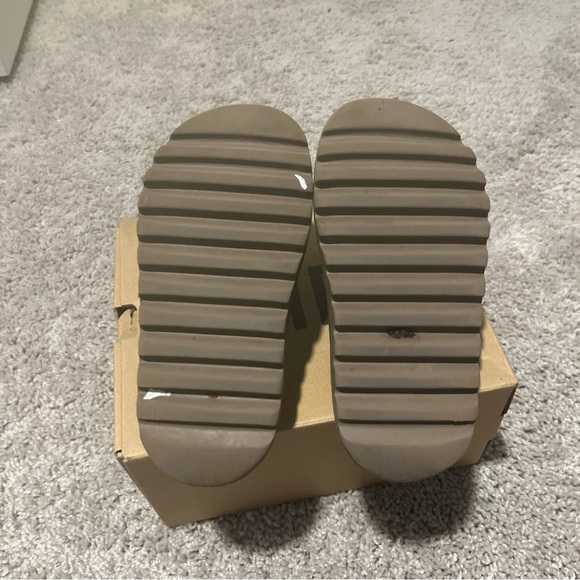 yeezy slide, earth brown color way - Picture 3 of 10